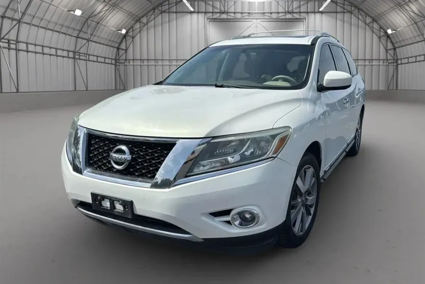2013 Nissan Pathfinder Platinum photo 1