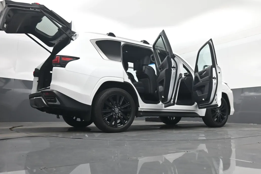 2023 Lexus LX 600 Ultra Luxury photo 1