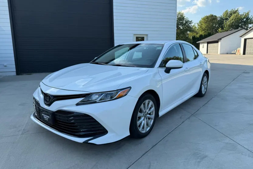 2020 Toyota Camry LE photo 1
