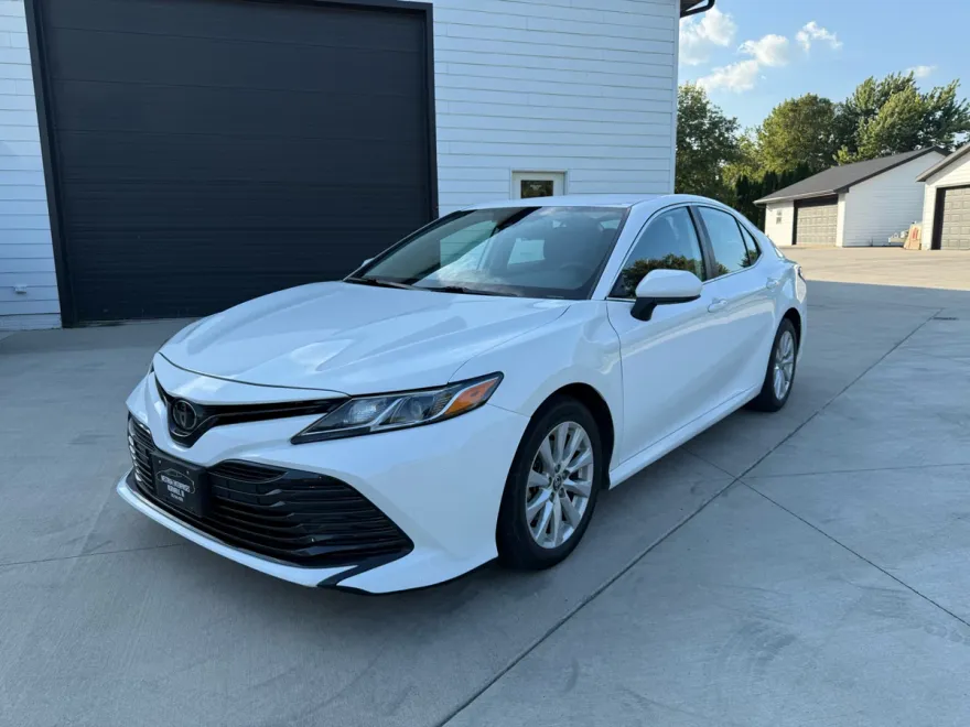 2020 Toyota Camry LE photo 1