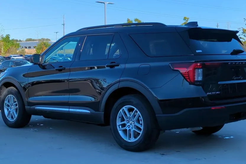 2025 Ford Explorer photo 1