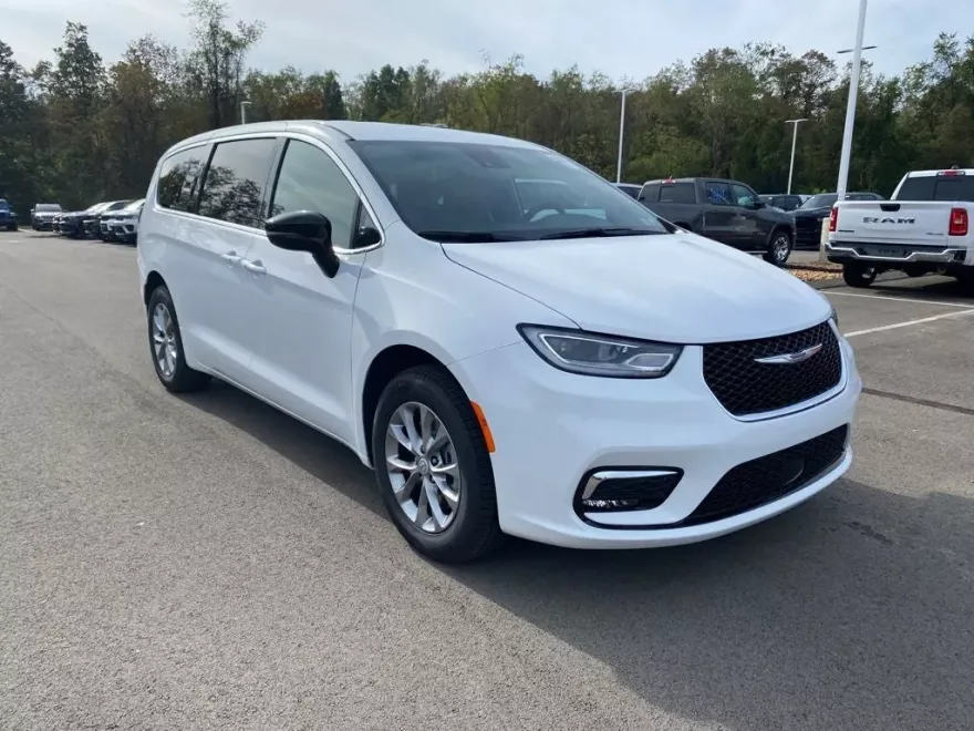 2026 Chrysler Pacifica photo 1