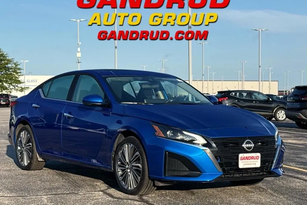 2025 Nissan Altima SL photo 1