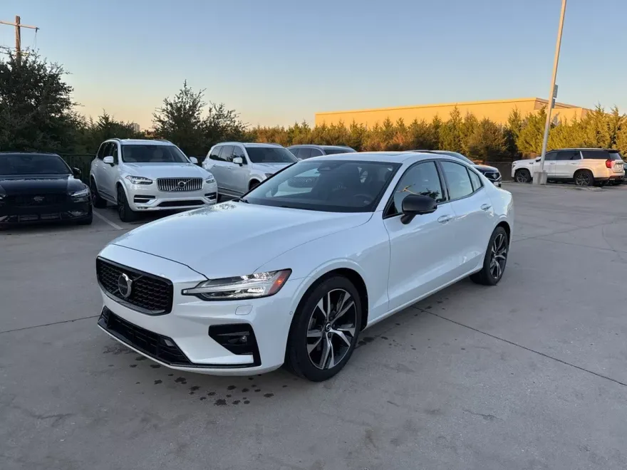 2023 Volvo S60 B5 Plus photo 1