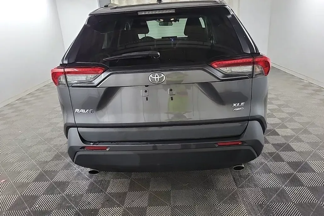 2020 Toyota RAV4 XLE photo 1