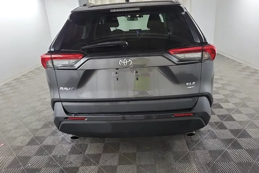 2020 Toyota RAV4 XLE photo 1
