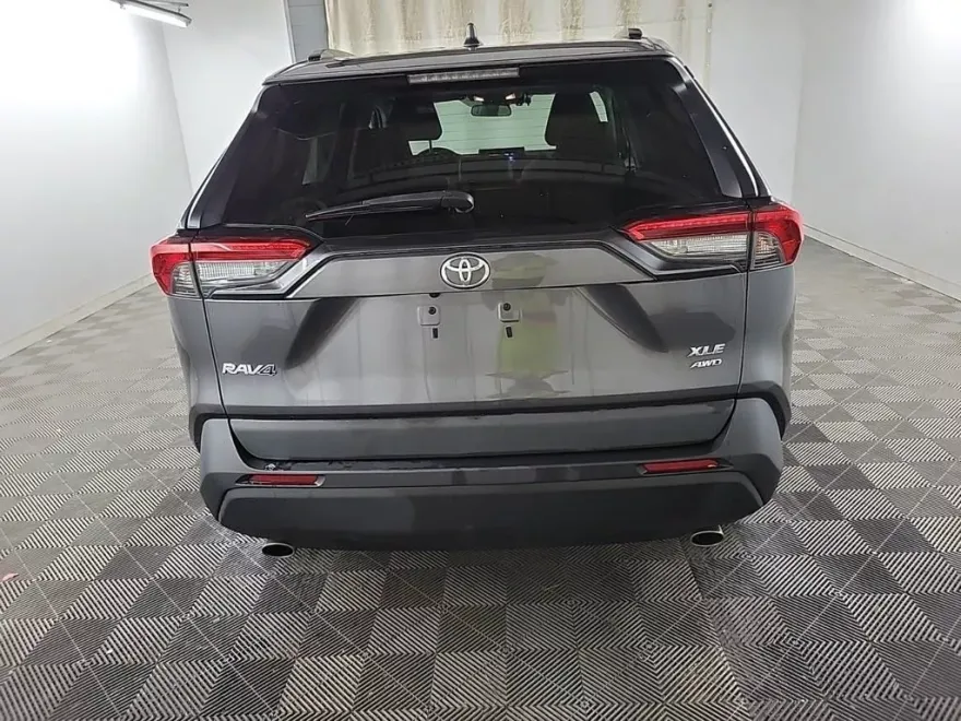 2020 Toyota RAV4 XLE photo 1