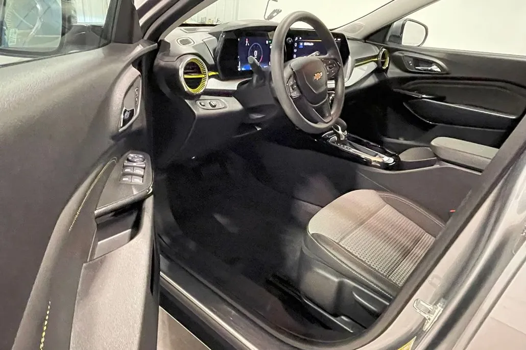 2024 Chevrolet Trax LT photo 1