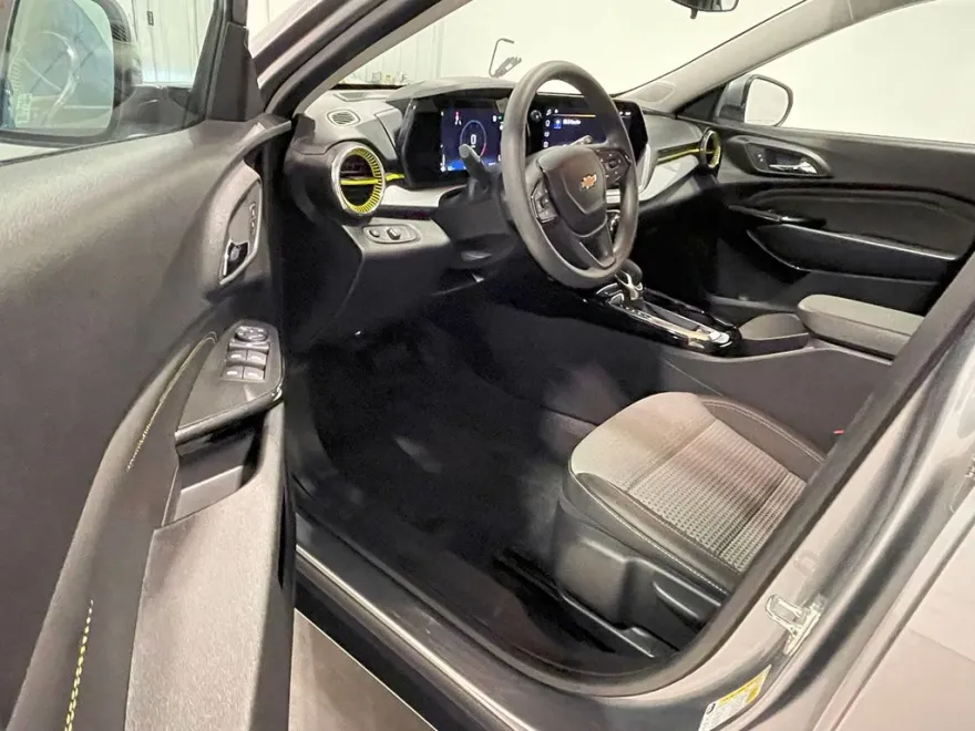 2024 Chevrolet Trax LT photo 1