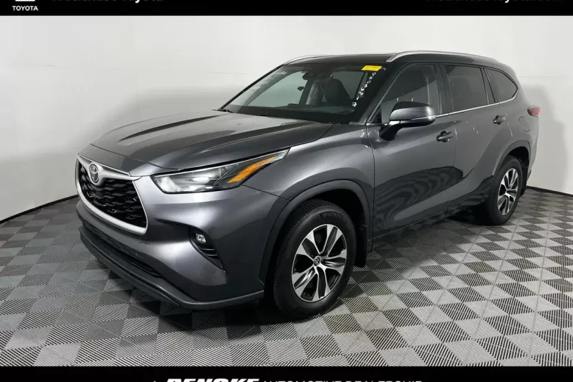 2023 Toyota Highlander XLE photo 1