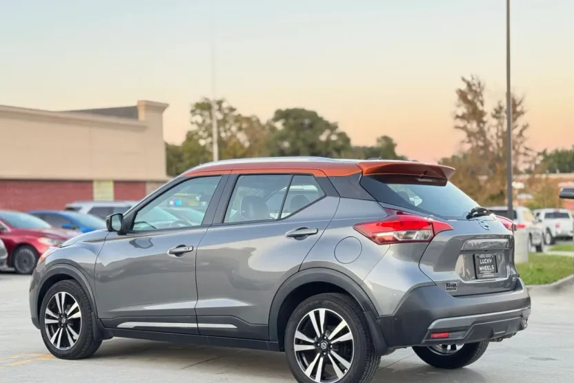 2019 Nissan Kicks SR photo 1