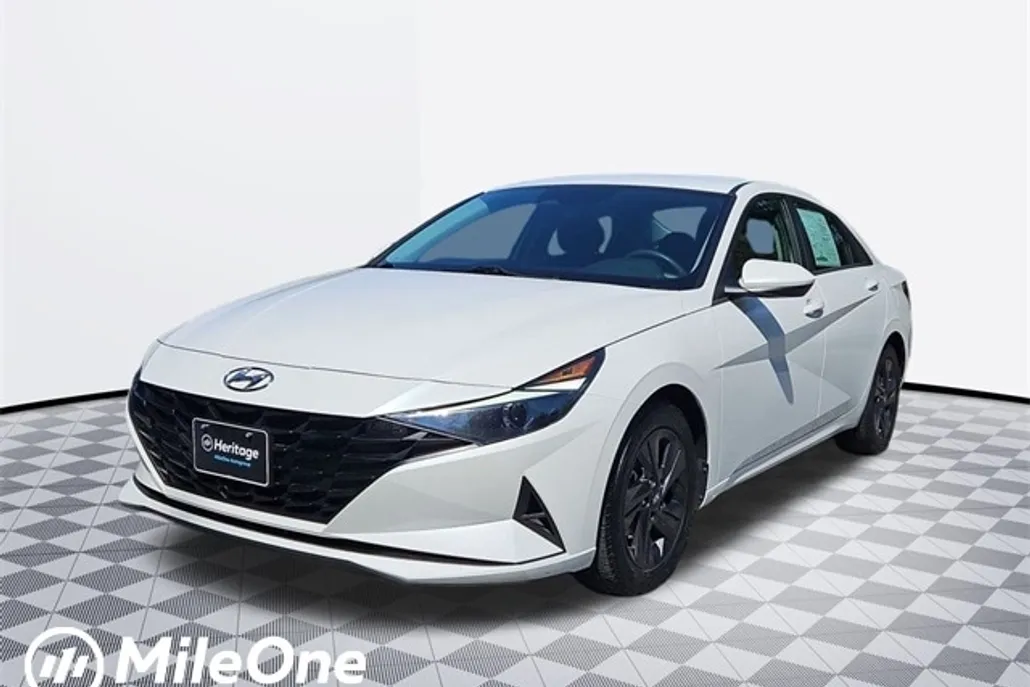 2022 Hyundai Elantra SEL photo 1