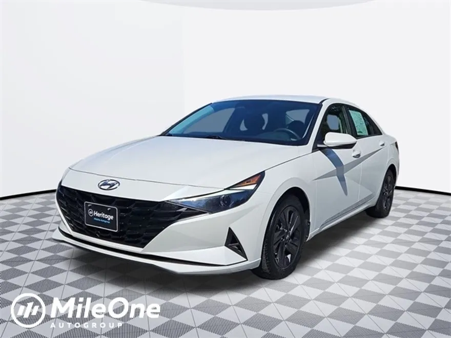2022 Hyundai Elantra SEL photo 1