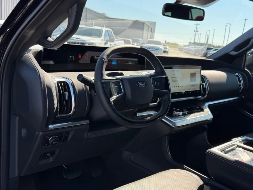 2025 Ford Expedition Platinum photo 1