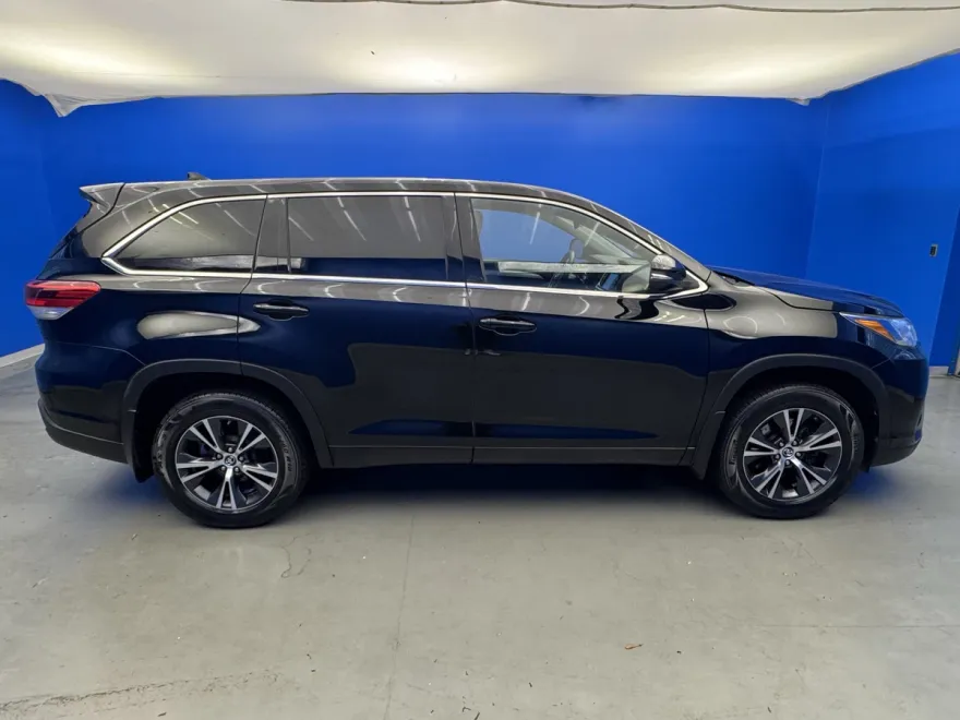 2017 Toyota Highlander LE photo 1