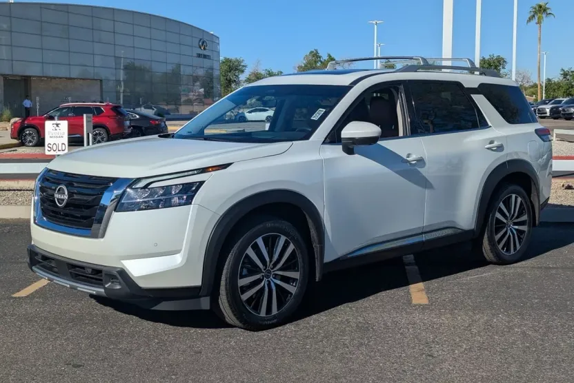 2024 Nissan Pathfinder Platinum photo 1