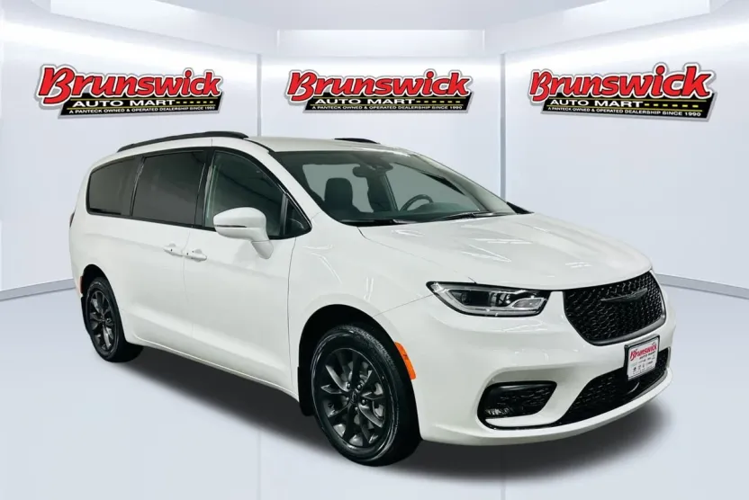 2021 Chrysler Pacifica Touring L photo 1