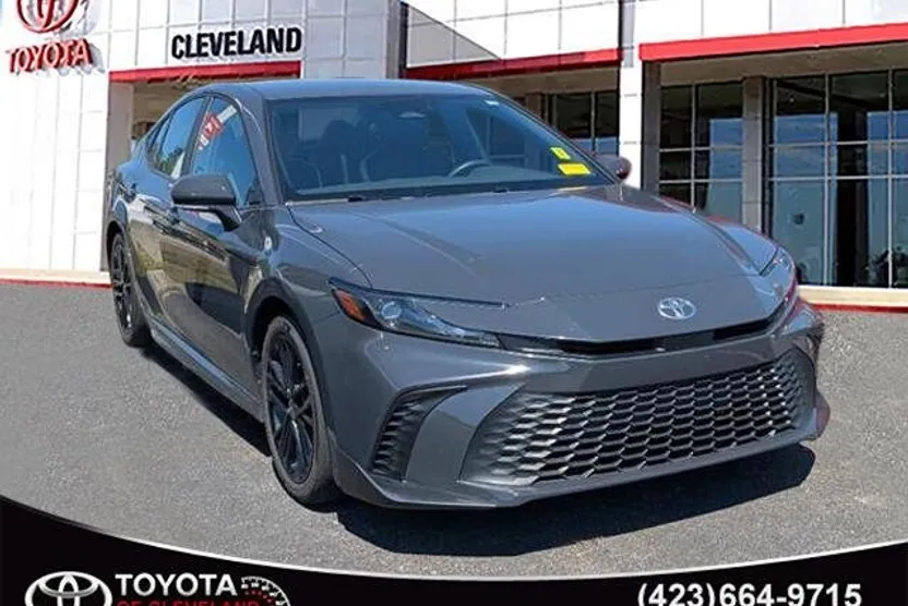 2025 Toyota Camry SE photo 1