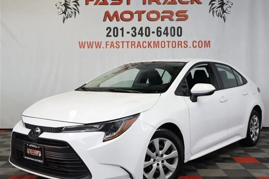 2024 Toyota Corolla LE photo 1