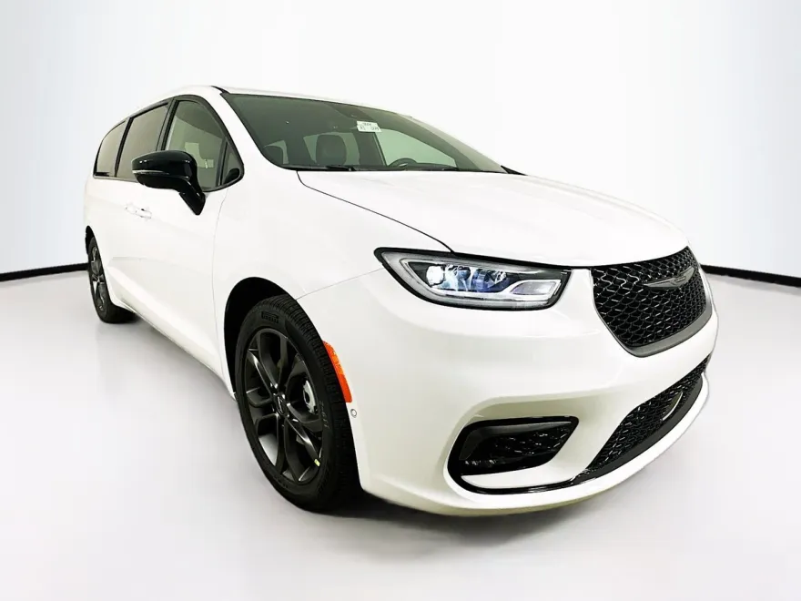 2026 Chrysler Pacifica photo 1