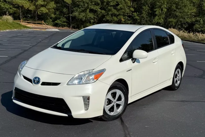 2013 Toyota Prius Three photo 1