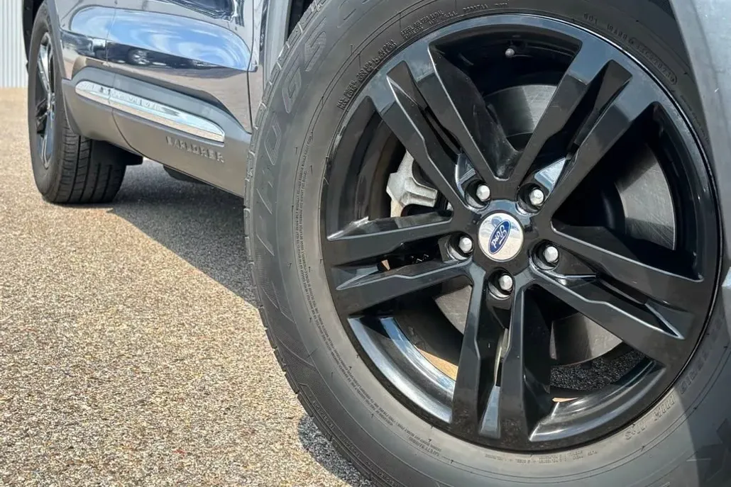 2021 Ford Explorer XLT photo 1