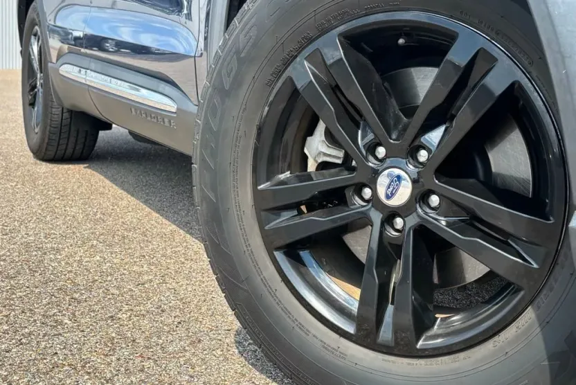 2021 Ford Explorer XLT photo 1