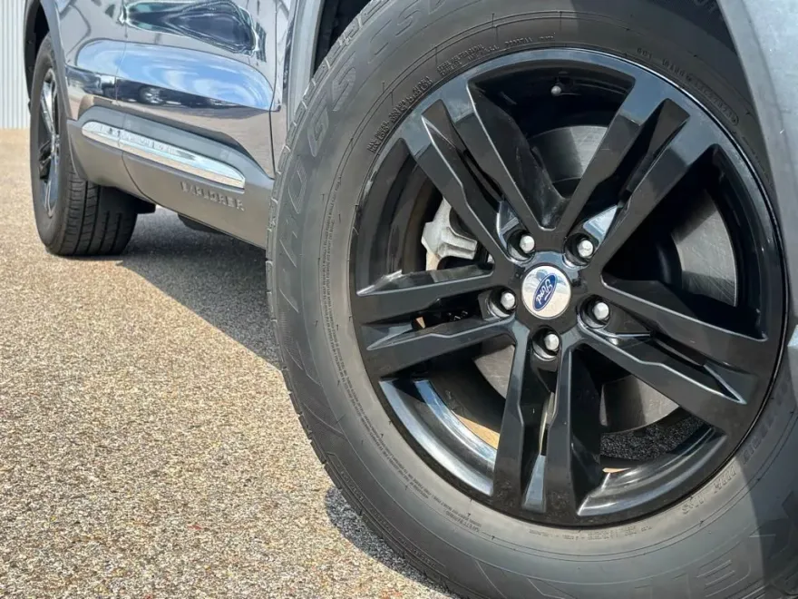2021 Ford Explorer XLT photo 1