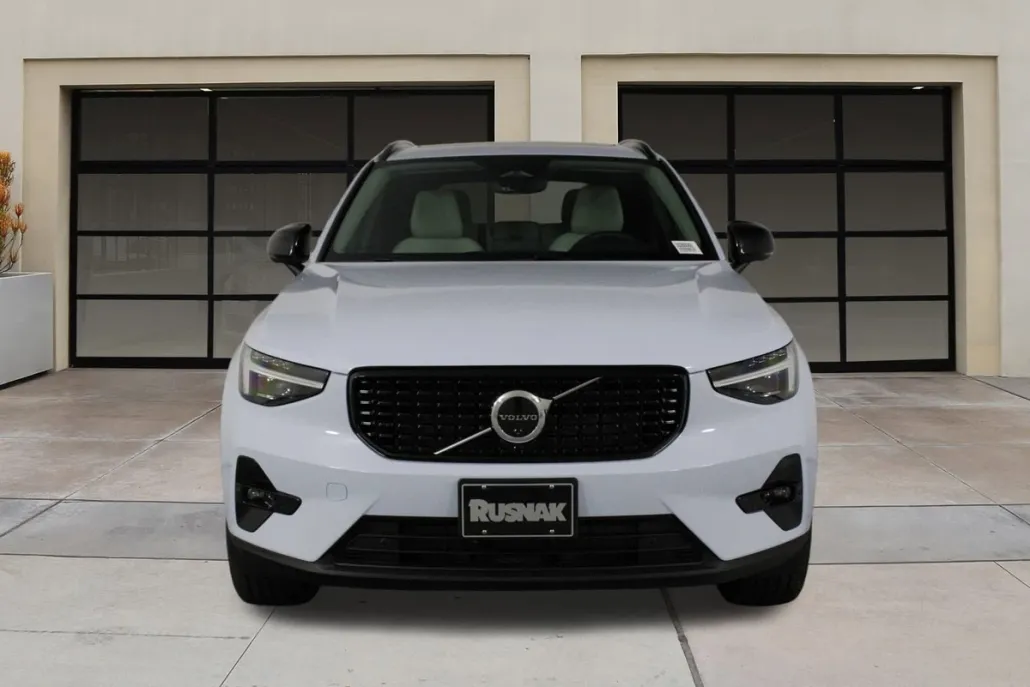 2026 Volvo XC40 Plus photo 1