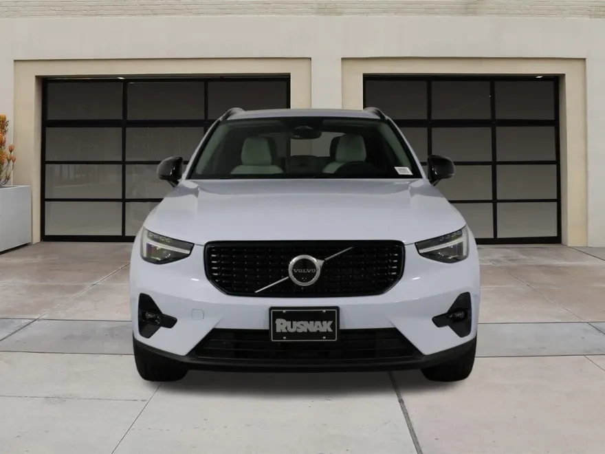 2026 Volvo XC40 Plus photo 1