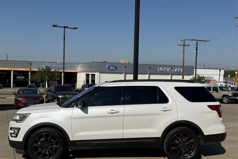 2017 Ford Explorer XLT photo 1
