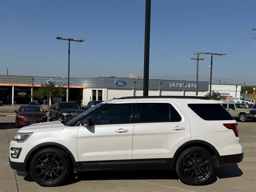 2017 Ford Explorer XLT photo 1