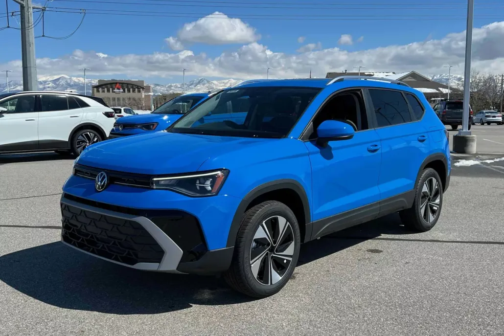 2025 Volkswagen Taos SE photo 1