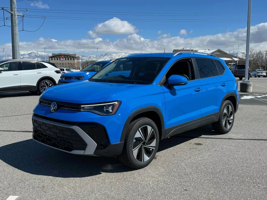 2025 Volkswagen Taos SE photo 1