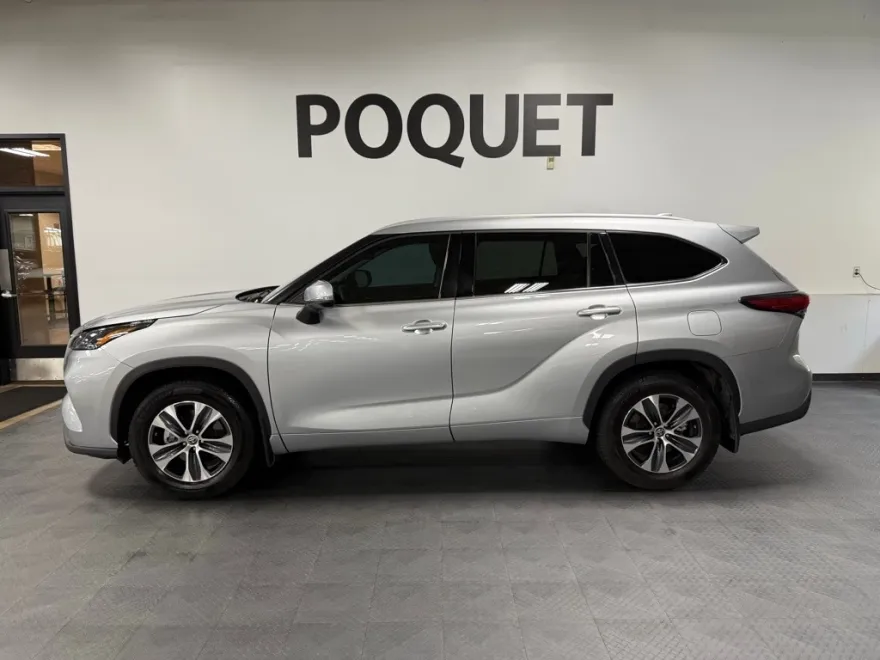 2022 Toyota Highlander XLE photo 1