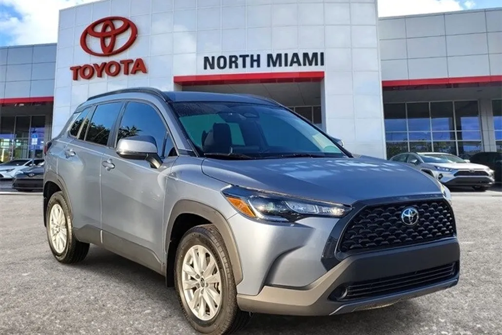 2023 Toyota Corolla Cross LE photo 1