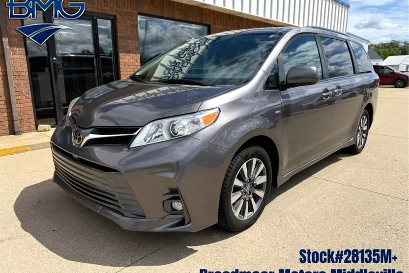 2020 Toyota Sienna XLE photo 1