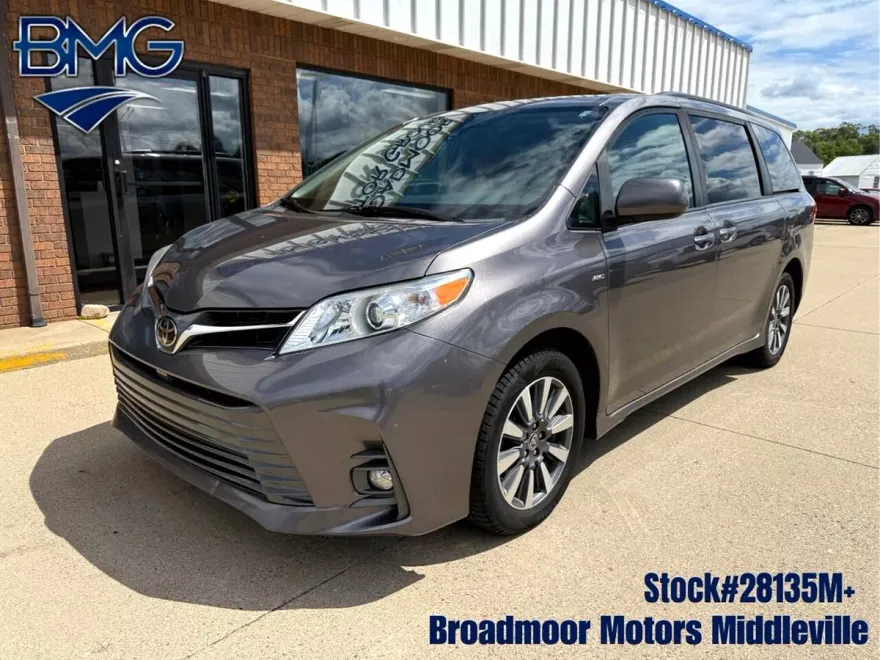 2020 Toyota Sienna XLE photo 1