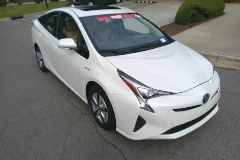 2018 Toyota Prius Three photo 1