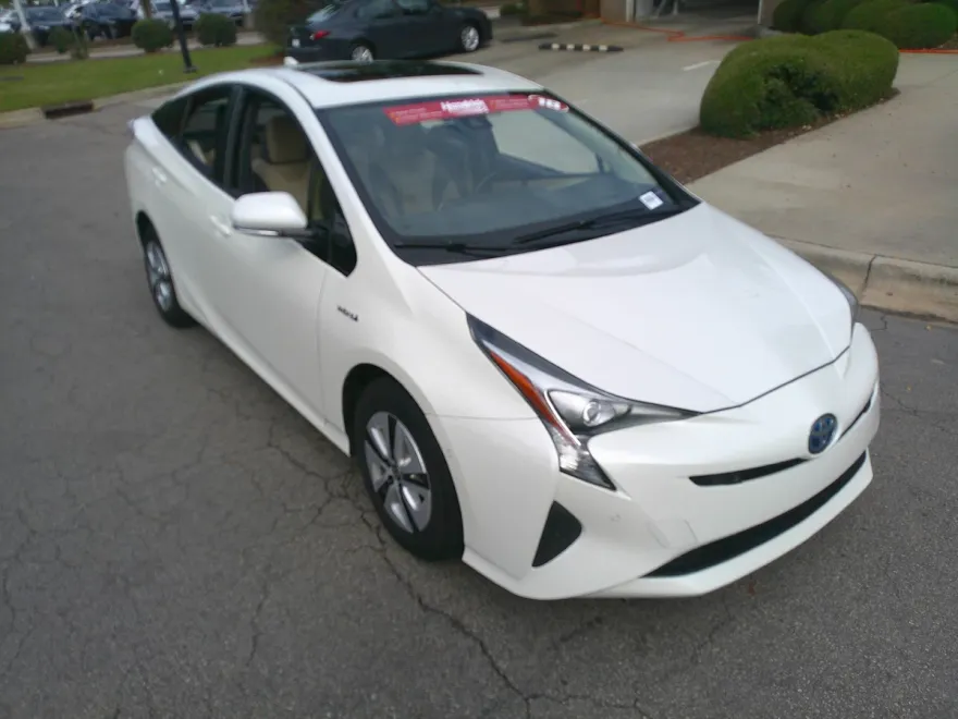 2018 Toyota Prius Three photo 1