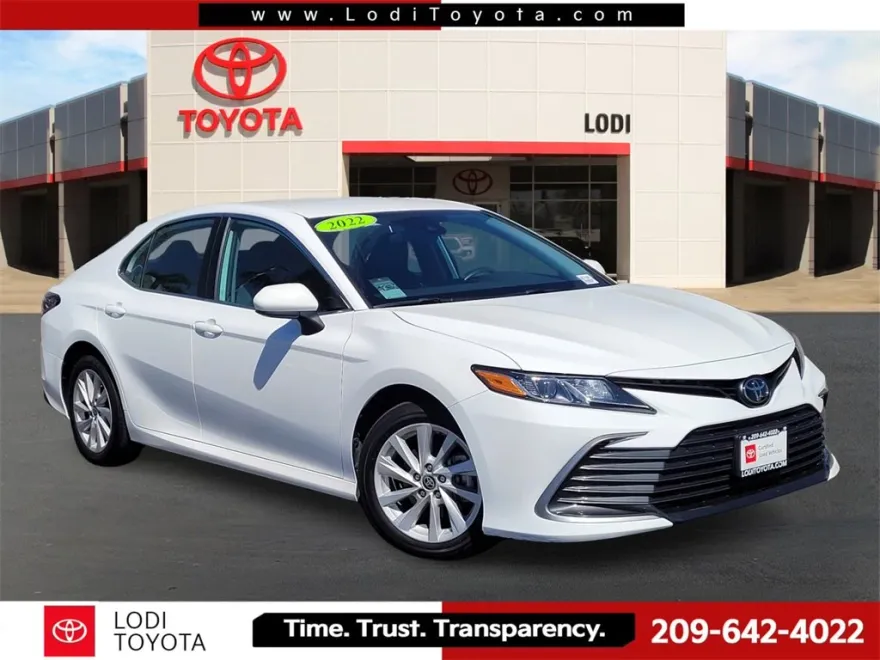2022 Toyota Camry LE photo 1