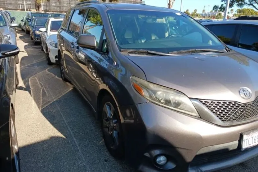2016 Toyota Sienna SE Premium photo 1
