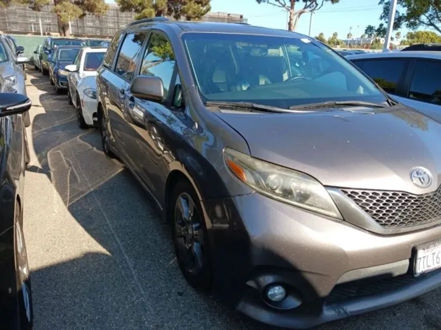 2016 Toyota Sienna SE Premium photo 1