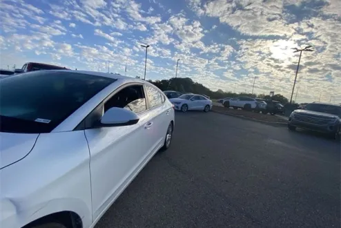 2020 Hyundai Elantra SEL photo 2
