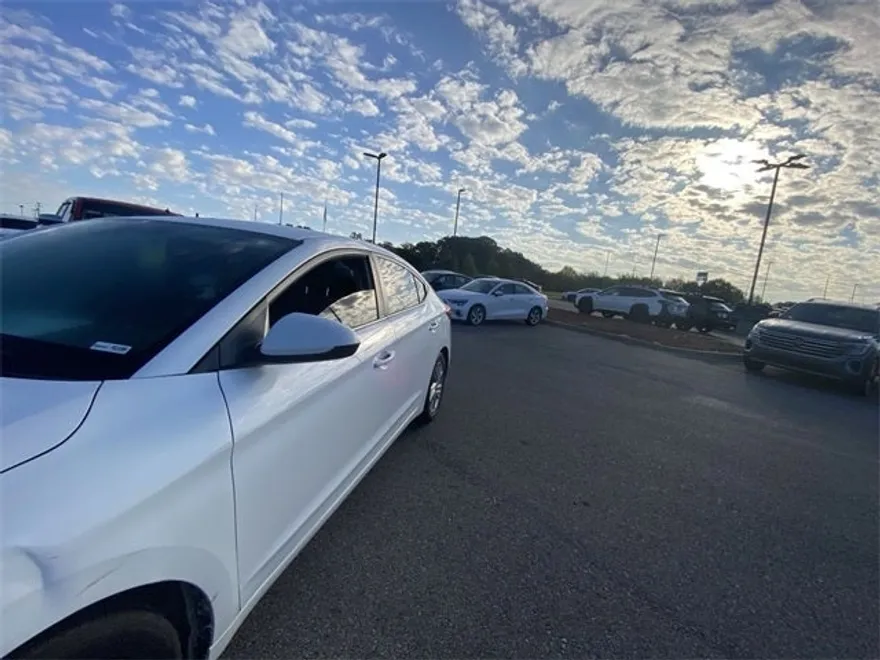 2020 Hyundai Elantra SEL photo 2