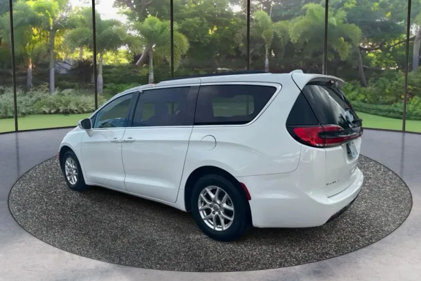 2022 Chrysler Pacifica Touring L photo 1