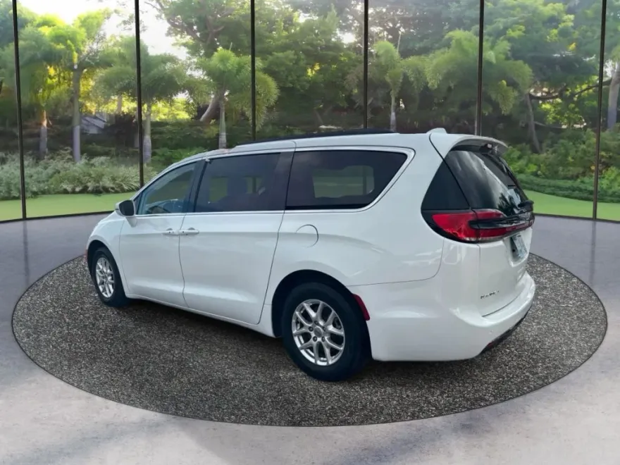 2022 Chrysler Pacifica Touring L photo 1