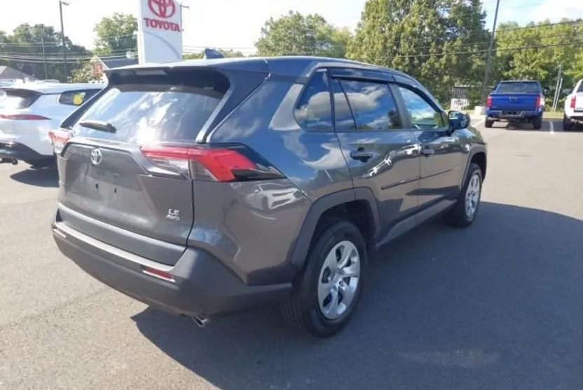 2022 Toyota RAV4 LE photo 1