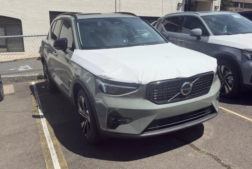 2025 Volvo XC40 Plus photo 1