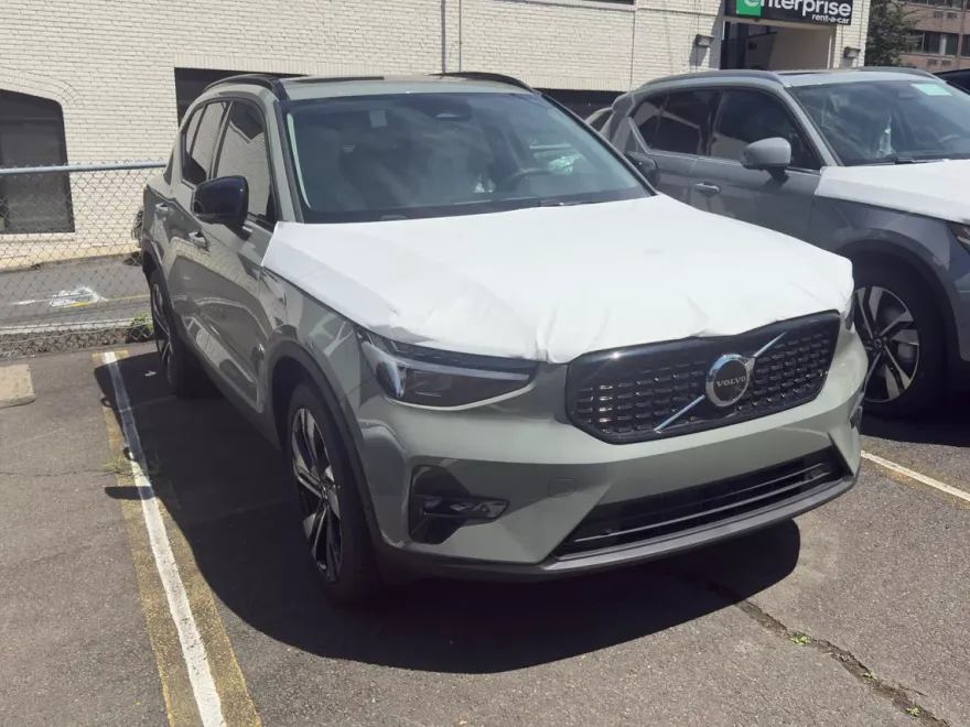 2025 Volvo XC40 Plus photo 1